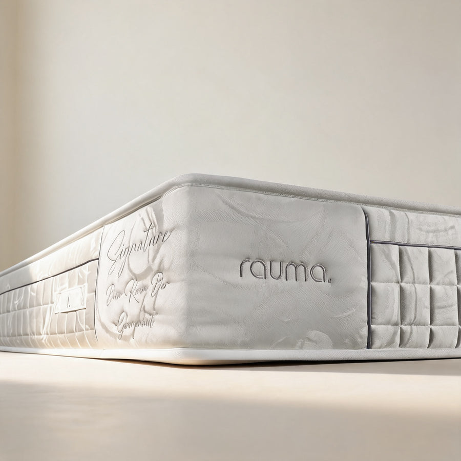 RAUMA Signature Matratze – Ecke mit Logo