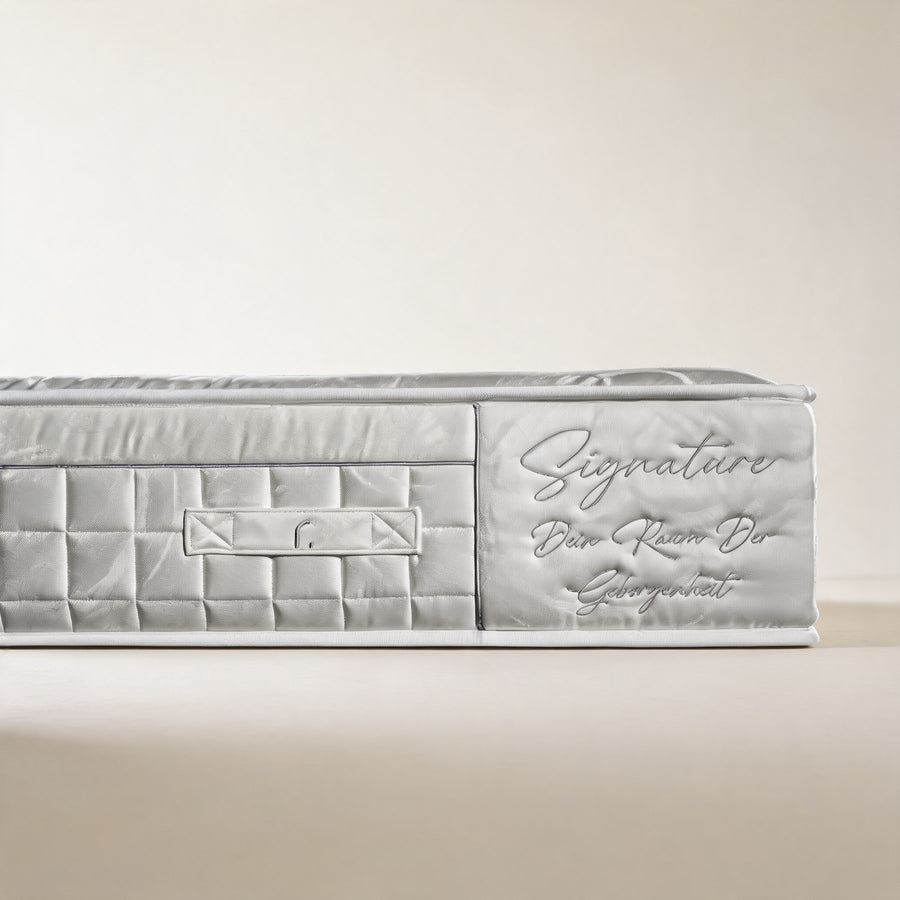 RAUMA Signature Matratze – Seitenpaneel mit Stickerei